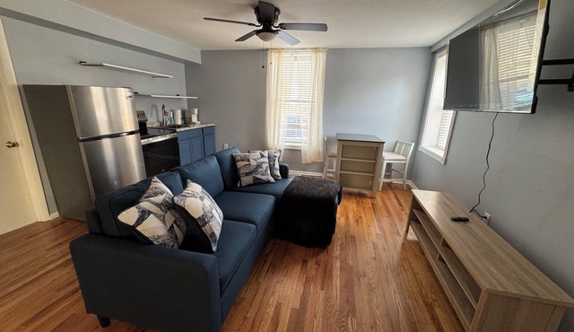 Charming 2-bedroom apartment in brilliant New Castle with WiFi, AC