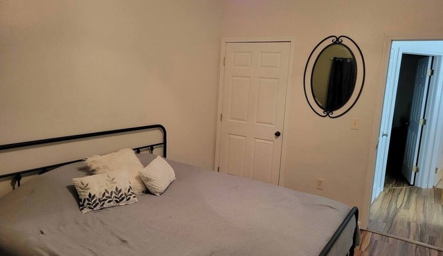 Charming 2-bedroom apartment with WiFi, AC next to Carthage Square and Route 66