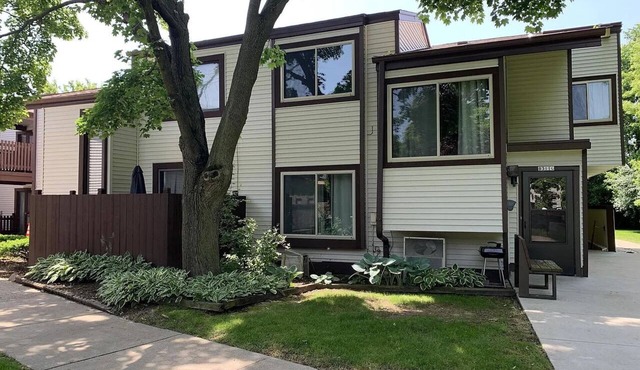 Charming 2-bedroom condo with AC, WiFi in delightful Suburban Milwaukee
