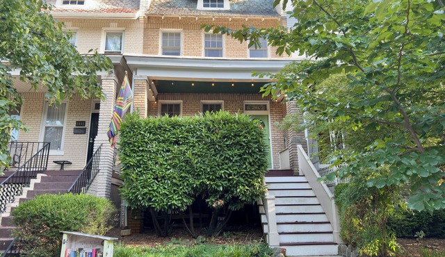 Charming 2-bedroom house in historic Capitol Hill neighborhood. Walk to Metro