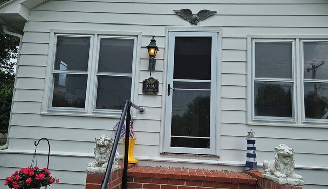 Charming 3 bed/2 bath house in Rock Hall with a 3-min walk to restaurants/town.