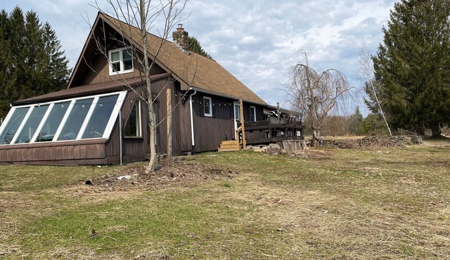Charming 3-bedroom country house with AC, WiFi near Ski Sawmill