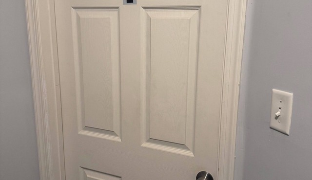 Charming 3rd floor Large bedroom inside townhome