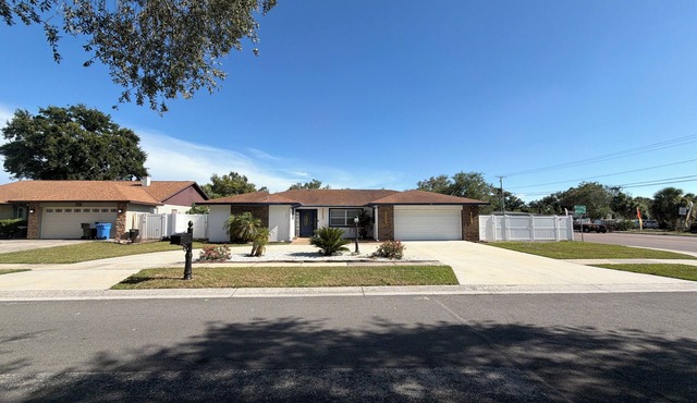 Charming 4-bedroom house with WiFi and AC in Seffner