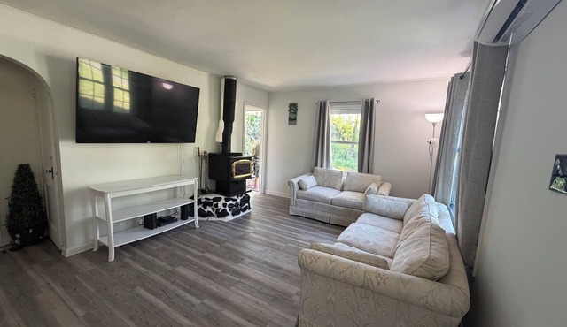 Charming and peaceful 2-bedroom house in Port Jervis with fireplace.