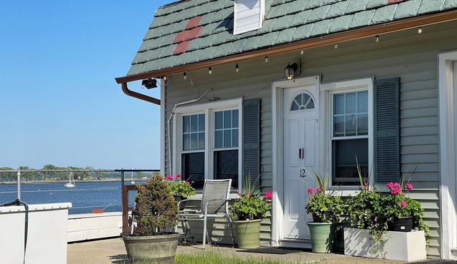 Charming bungalow in amazing City Island The Bronx with water view