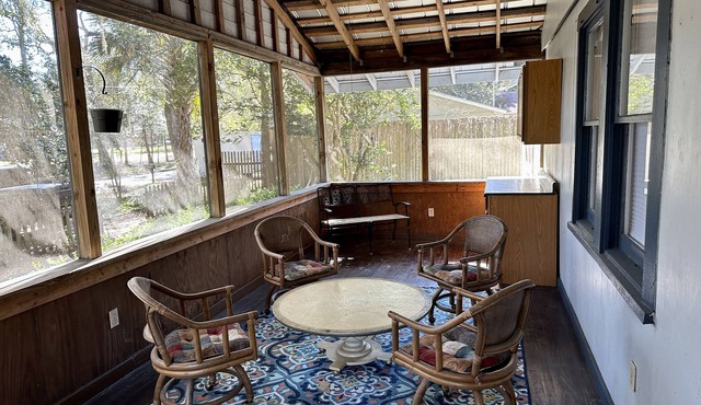 Charming, Clean & Cozy home one block from Downtown!