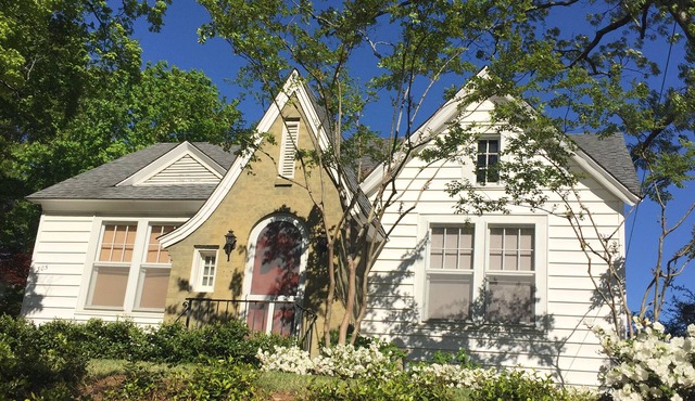 Charming Cottage Walking Distance from Square and Campus