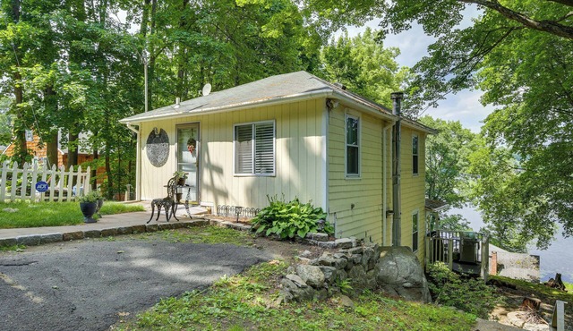Charming Danbury Cottage w/Lake Kenosia Access!