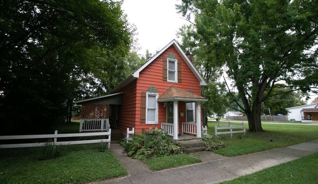 Charming Downtown 2 BR Cottage Walk to Honeywell, Dining & Shops