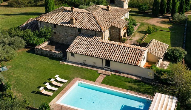 Charming farmhouse with private pool and panoramic view of Siena