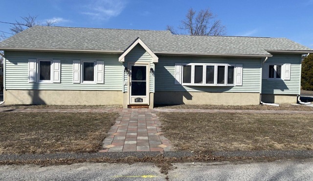 Charming Ranch house new Kitchen, Bath, furniture in enchanting Fortescue Park