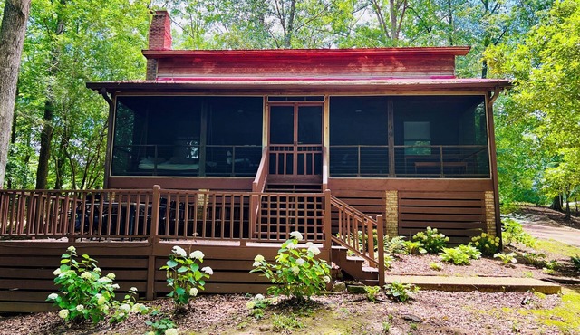 Charming River Cabin Retreat, Sleeps 14, near fishing and hunting + boat parking