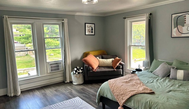 Charming studio with Office, Full Kitchen, strong WiFi, Washer, and Dryer