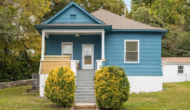Chatt Blue Bungalow - Pet Friendly, Mins to Downtown!
