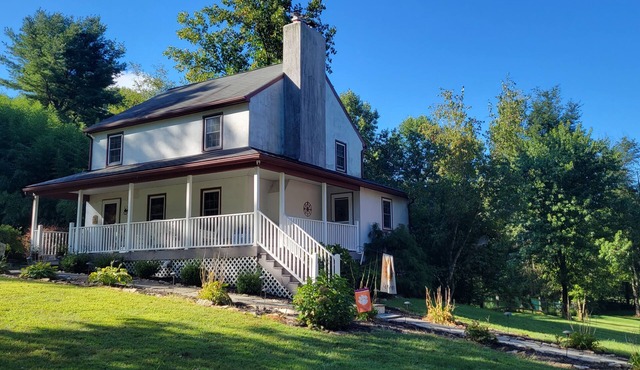 Cheerful 3 bedroom country home with a pool
