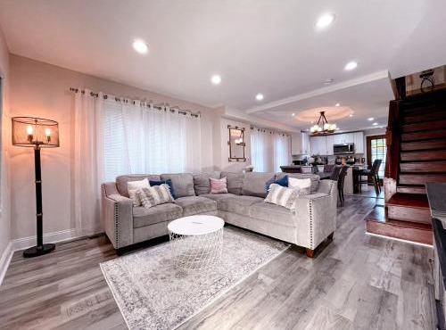 Cheerful & Modern Home w/a Walkout Deck Area