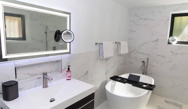 Chic 2-bedroom apt, Brooklyn, AC, WiFi, close to train, restaurants, supermarket