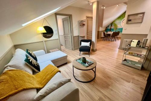 Chic apartment between the sea and palm trees