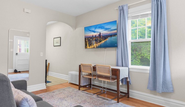 Chic Lake Forest Studio Getaway, Walk to Downtown!