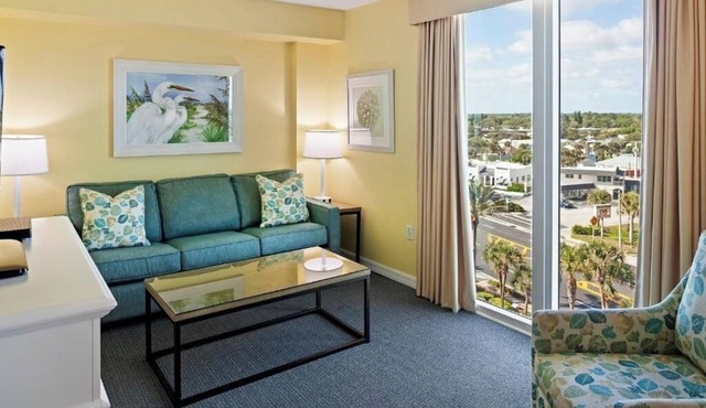 City-View 1BR Condo – Full Kitchen, Resort Pool Access & Ideal Central Location