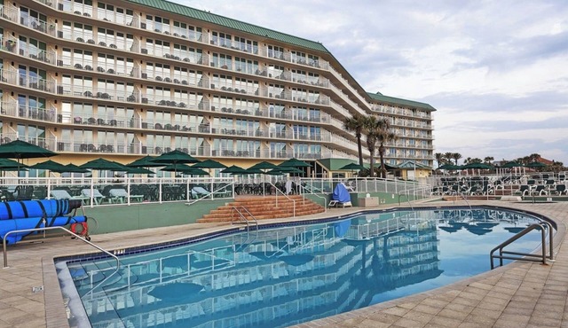 City-View 2BR Condo – Full Kitchen, Resort Pool Access & Great Value Stay