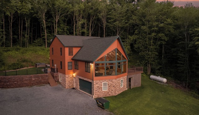 Cliffside Cabin | Hot Tub, Pickleball, Fire Pit + More!