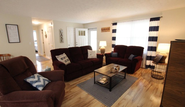 Comfortable lake living, pool access, 3 miles to marina