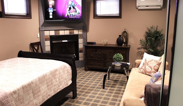 Comfortable private unit with hot tub, swimming pool and free parking