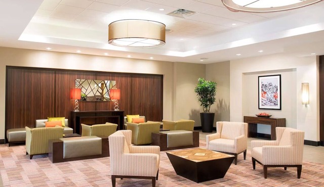 Comfortable Stay w/Heated Pool, Free Shuttle & Local attractions/dining Nearby