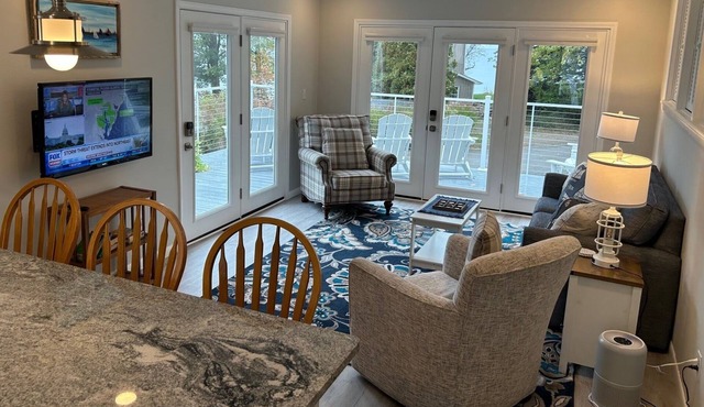 Completely Remodeled Lake House w 3 bedrooms 2 bath, deck w/amazing beach view
