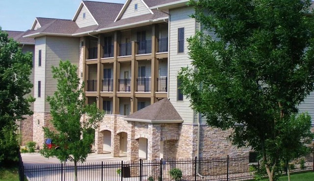 Condo, Arnolds Park, Walk to Restaurants & Shops, 4 Bedroom, 2 Bath, Pool