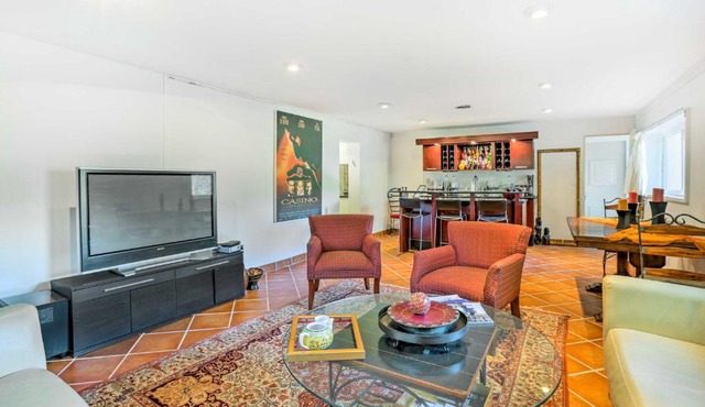Contemporary Cincinnati Apt w/WiFi, Near Kenwood!
