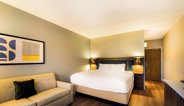 Convenient Stay, Superb Location! Short Drive to Philadelphia Zoo! Pets Allowed!