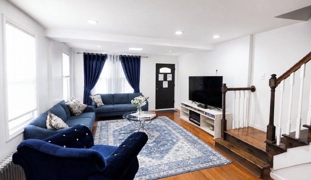 Cool- Private-Entire House-Near NYC-EWR/Free Parking-3beds/2bath