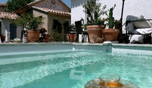 Cosy Provencal cottage with pool access.