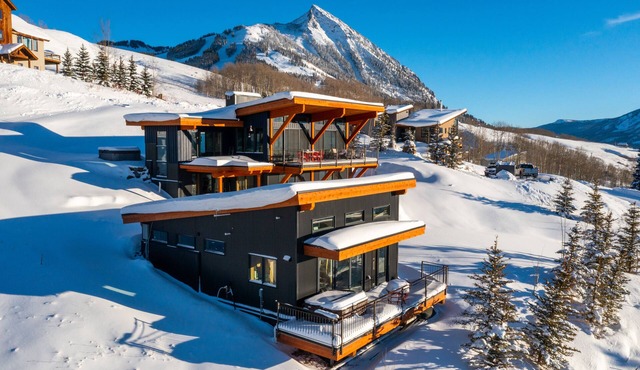 Couples retreat with private hot tub, endless views, and hiking trails above you