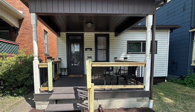 Cozy 2 BDR Escape-Geneva College, Parks & Shops, Backyard Fire Pit, Wifi, Big TV