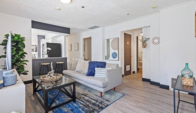 Cozy 2 Bedroom Apartment - Close To It All!