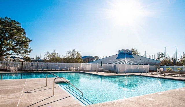 Cozy 2BR on Neuse River w/Kitchen + Resort Perks