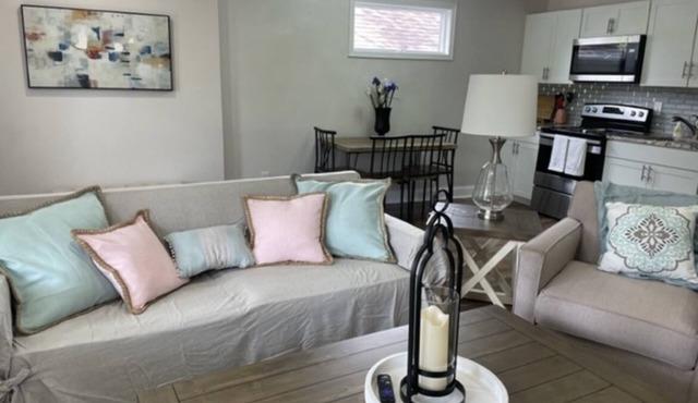 Cozy bungalow w/deck- 5 minutes from Riverfront