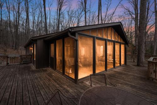 Cozy cabin w deck & grill, dog-friendly, trails