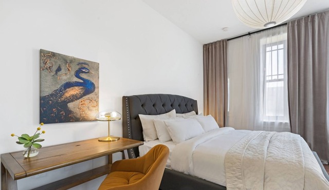Cozy & Modern King Studio in Historic Mt. Vernon