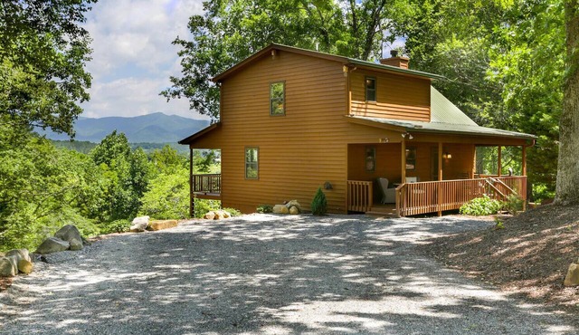 Cozy Mountain View Chalet