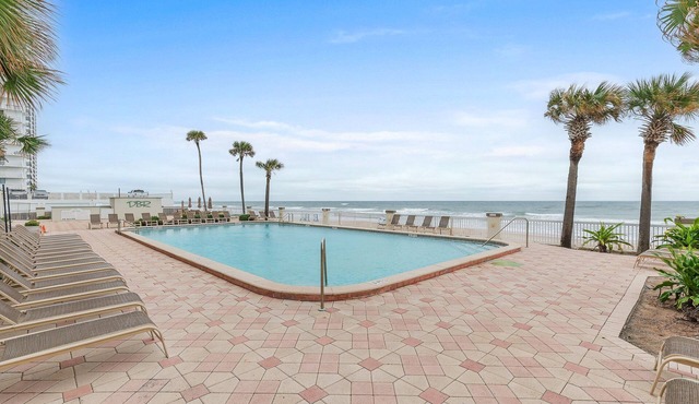 Cozy Oceanfront Studio w/Kitchenette & Beach Access in Daytona