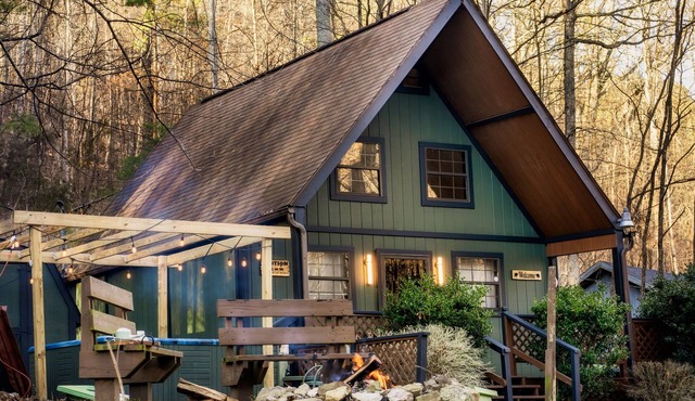 Cozy Romantic Getaway! *Private, Firepit, King Bed*