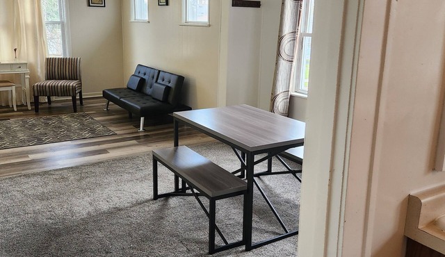 Cozy second floor deplex 2-bedroom in peaceful Kenosha with AC, heat and WiFi