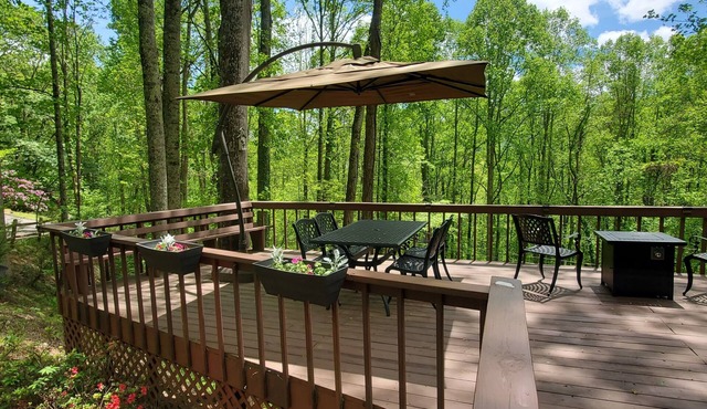 Creekside Luxury Cabin with 2 King Suites & Country Club Access