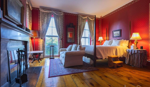 Cromwell Manor Inn