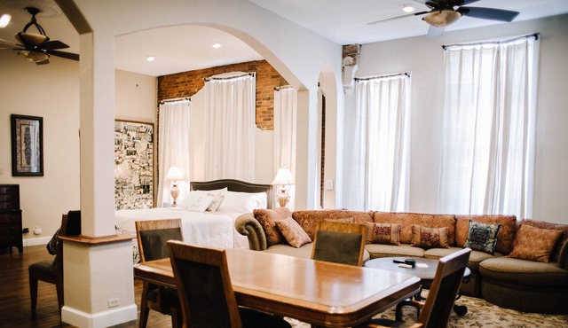 Crossroads Loft, Studio and Flat- Steps from Rt. 66 and Carthage Square